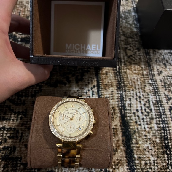 Michael Kors Parker Tortoise Watch - Picture 4 of 6